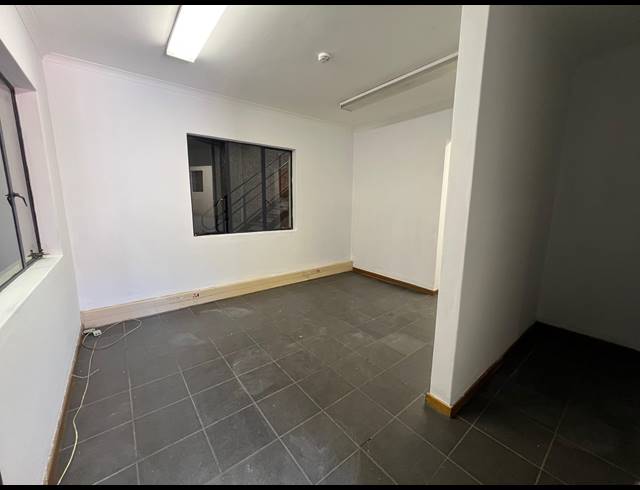 302M² WAREHOUSE TO LET IN LASER PARK